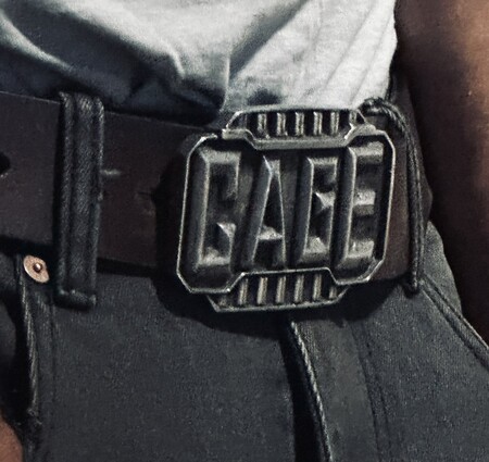 Мощный аксессуар Карла Урбана в экшене «Мортал Комбат 2» (фото)