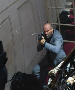 Окровавленный Джейсон Стэйтем на съёмках боевика «Пчеловод» (фото)