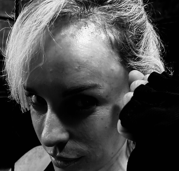 Соня Блейд угрожает на свежем фото со съёмок «Мортал Комбат 2»