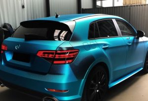 Преимущества оклейки антигравийной пленкой автомобилей, лодок, яхт и скутеров: защита от повреждений и сохранение внешнего вида