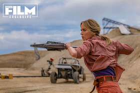 Неудержимая Эмили Блант на новых кадрах из экшен-комедии «Каскадёры»