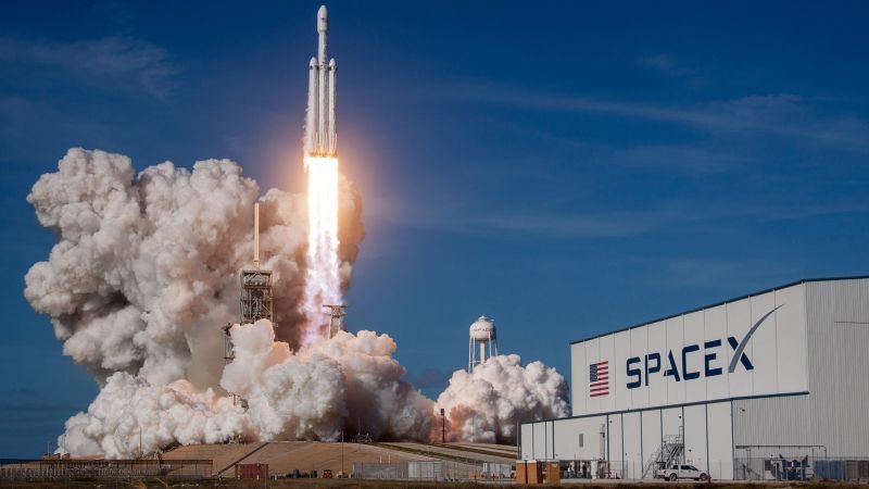 По заказу американской разведки SpaceX формирует сеть из сотен спутников-шпионов 