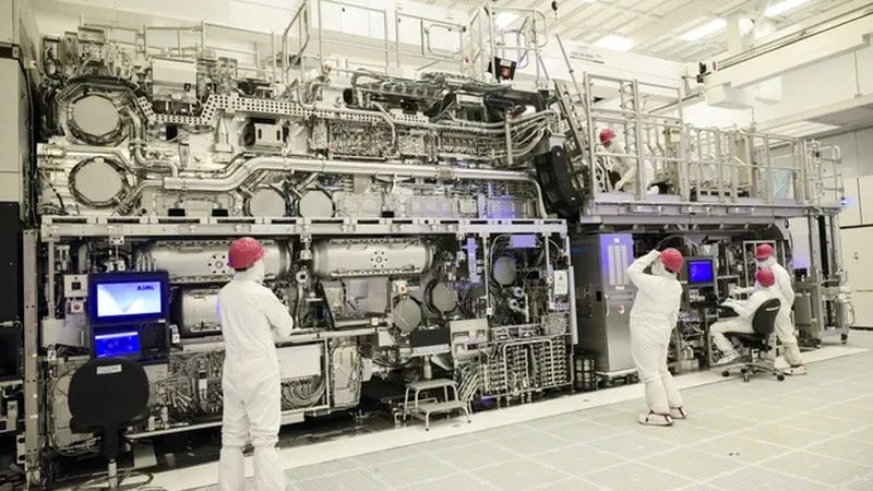 Intel завершила монтаж первого литографического сканера High-NA, который позволит выпускать чипы по технологии Intel 14A 