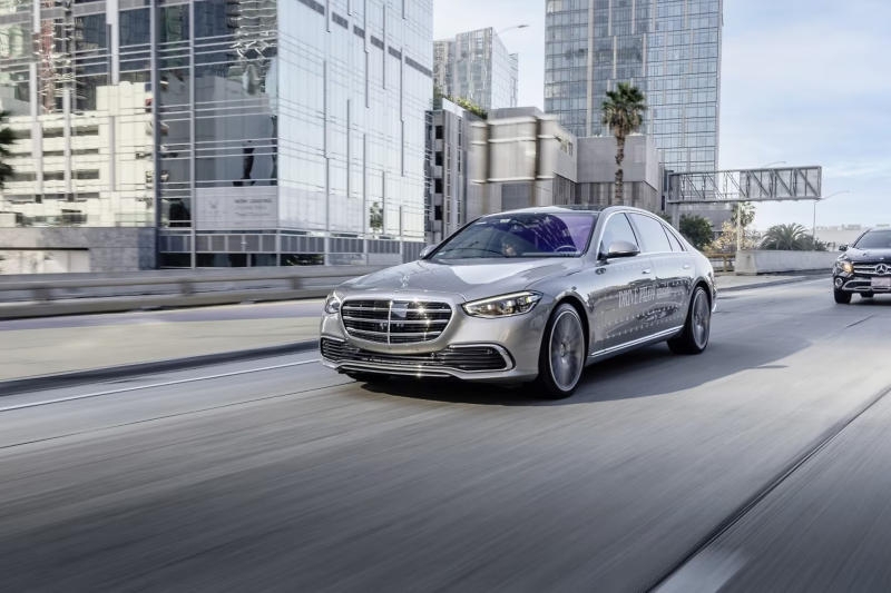 Mercedes начала продавать в США автомобили, не требующие, чтобы водитель следил за дорогой 