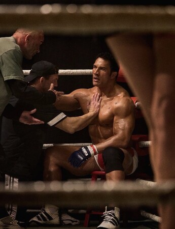 Абсолютно неузнаваемый Дуэйн Джонсон на первом кадре фильма «Машина разрушения»