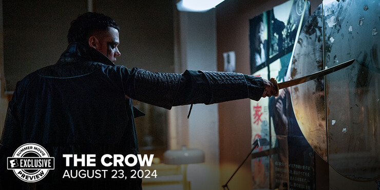 Билл Скарсгард угрожающе орудует катаной на новом кадре ремейка «Ворона»