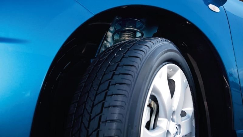 Электромобили загрязняют воздух износом шин на 30 % сильнее, чем машины с ДВС 