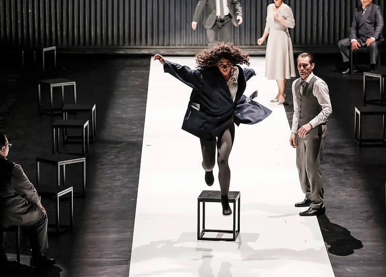 Ходит Гамлет с пистолетом