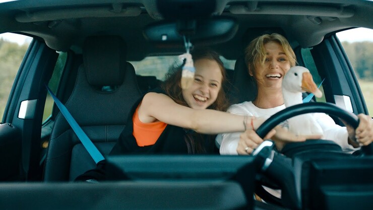 Кристина Асмус доит коров и крадёт гусей в трейлере комедии «Обе две»