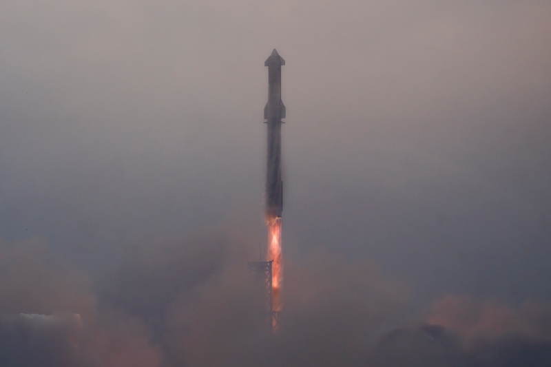 SpaceX Starship впервые в истории совершил мягкую посадку — в полёте от него отваливались детали 