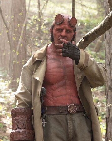 Главный герой «Хеллбоя: Горбуна» во всей инфернальной красе (фото)