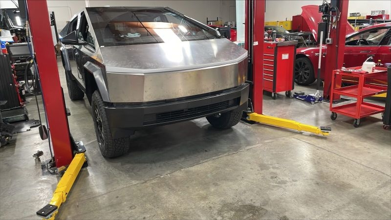 Первым владельцам Tesla Cybertruck бесплатно предлагается замена тягового электродвигателя 