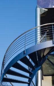 Перила и ограждения из нержавеющей стали: эстетика, прочность и долговечность